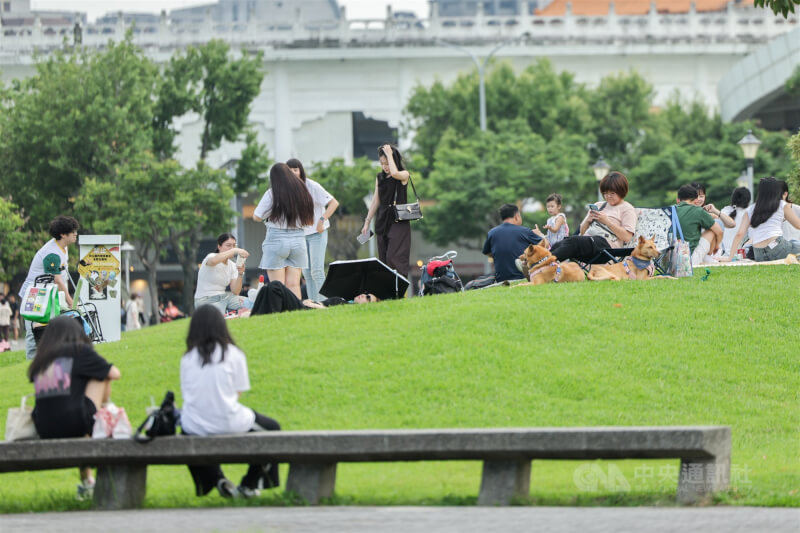 圖為台北花博公園午後遊憩人潮。（中央社檔案照片）