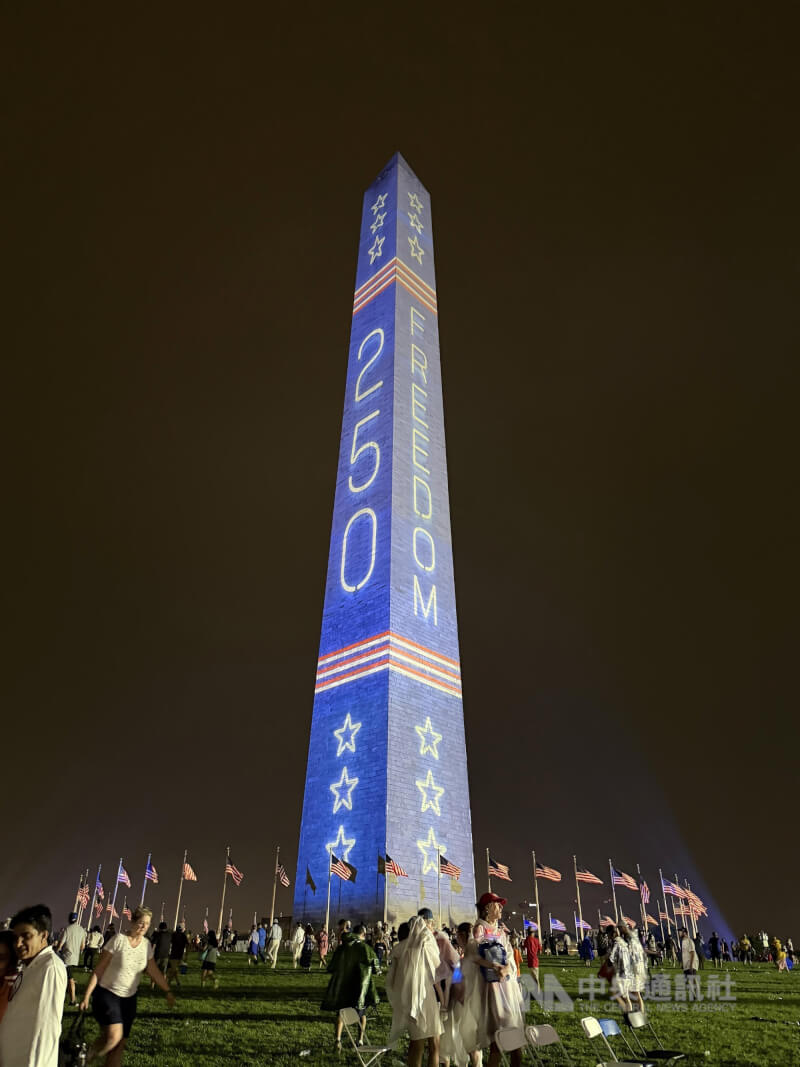 為慶祝美國建國250週年，華府地標華盛頓紀念碑投影FREEDOM（自由）、「250」等字樣。中央社記者侯姿瑩華盛頓攝　115年7月5日