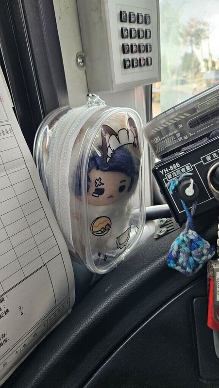 台中有高中生搭客運時不慎遺落娃娃包,客運駕駛拾獲失物,除上網協尋失主,還幫忙修復損壞的金屬掛鉤。(中市府提供)中央社記者趙麗妍傳真 115年7月5日
