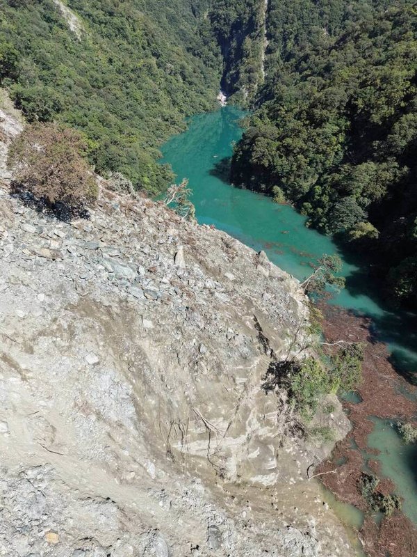花蓮萬里溪堰塞湖總蓄水量為510萬立方公尺,堰塞湖區水位持續穩定上升,依空拍壩體影像顯示並無明顯滲流,將持續觀察。(張光承提供)中央社記者李先鳳傳真 115年7月5日