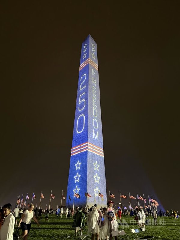 為慶祝美國建國250週年,華府地標華盛頓紀念碑投影FREEDOM(自由)、「250」等字樣。中央社記者侯姿瑩華盛頓攝 115年7月5日