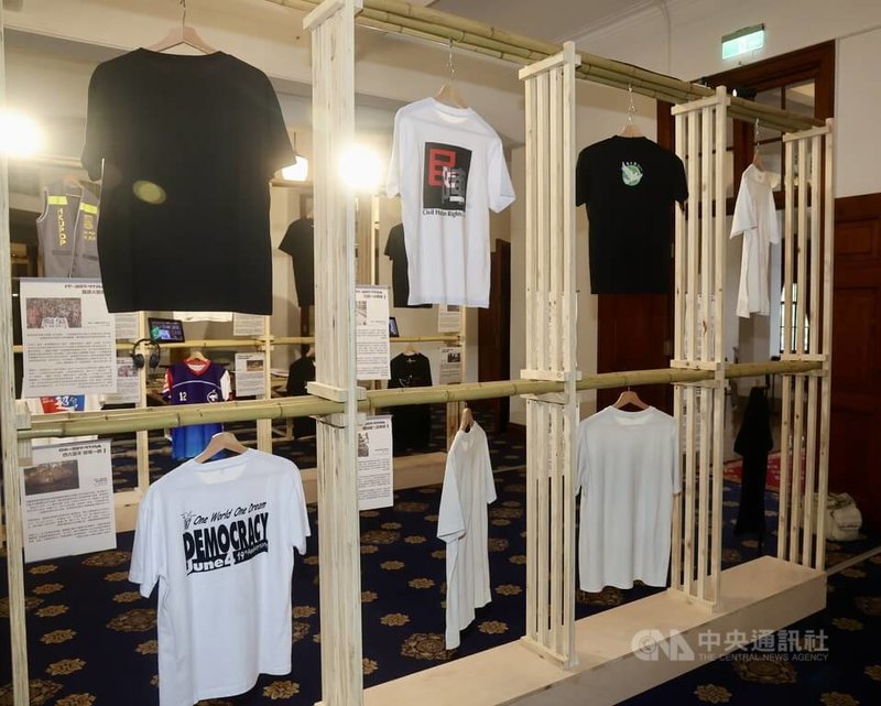 台灣香港研究學會等機構正在台北舉辦「這城穿過民主」展覽,展出過去數十年在香港不同公共活動出現過的T恤,透過服飾設計回顧香港的公共文化與社會歷史。中央社記者張皓安攝 115年7月5日