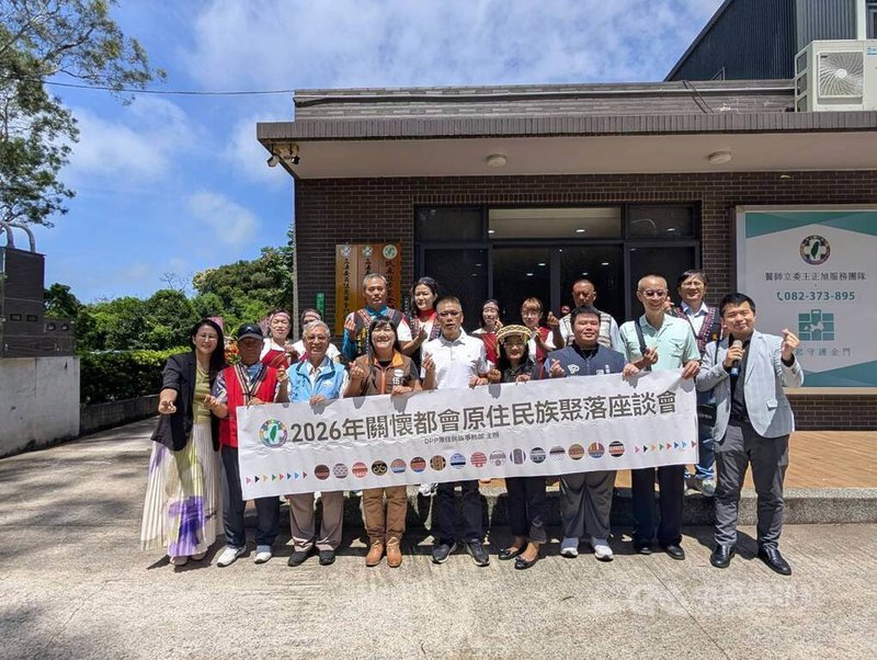 民進黨金門縣原住民族聯絡站暨立委伍麗華服務處揭牌儀式與座談會6日舉行，民進黨原住民族事務部主任谷暮．哈就（前排左1）、立委伍麗華（前排左4）、副縣長陳龍安（前排左3）、縣議員蔡其雍（其排左5）等出席。中央社記者吳玟嶸攝　115年7月6日