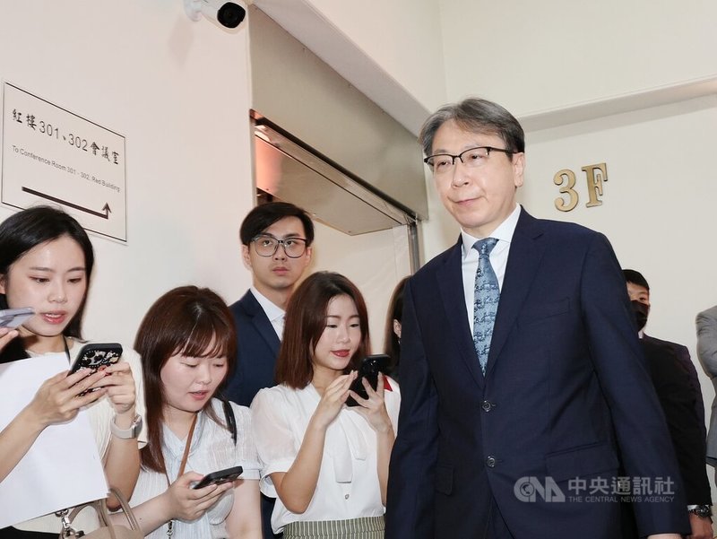 立法院外交及國防委員會6日邀請國安局長蔡明彥（右）、內政部、法務部報告「新興毒品走私之國安情資整合與跨國緝毒協同作為」，併請海委會海巡署、財政部關務署、國防部憲兵指揮部列席，並備質詢。蔡明彥會前接受媒體聯訪，被詢問有關共軍部署船艦動態和中俄軍事聯合軍演等議題。中央社記者郭日曉攝  115年7月6日