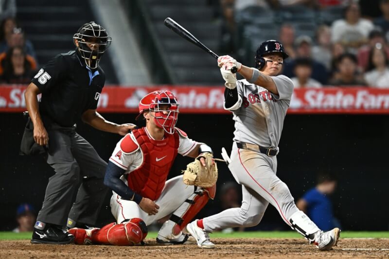 MLB波士頓紅襪隊台灣好手鄭宗哲（右）6日先發出賽，4打數敲出2支安打。（美聯社）