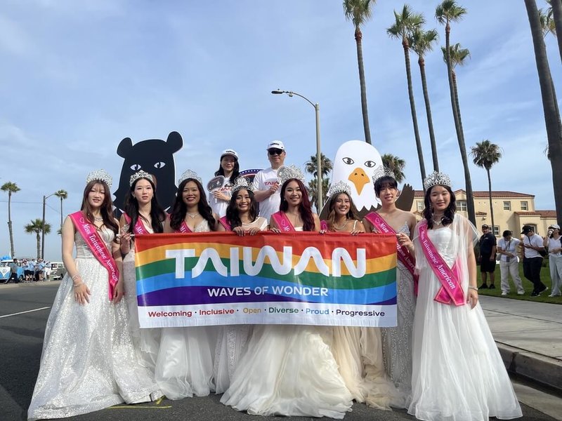 台美小姐受邀在南加州杭亭頓海灘獨立日遊行,擔任觀光親善大使。(駐洛杉磯辦事處提供)中央社記者張欣瑜舊金山傳真 115年7月6日
