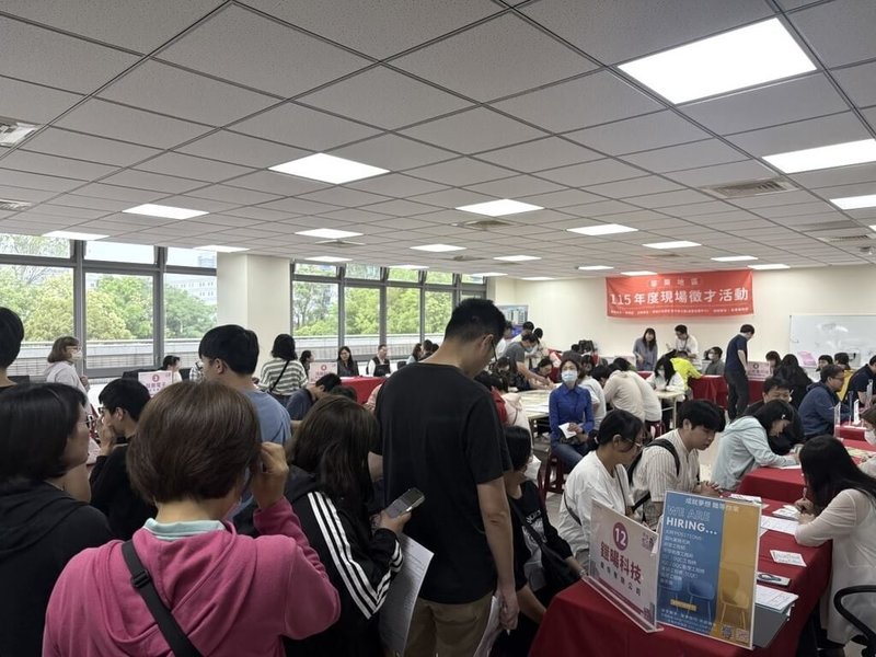 勞動部勞動力發展署桃竹苗分署苗栗就業中心6日表示，7月在苗栗縣舉辦2場徵才活動，其中，9日竹南場有包含台積電等AI半導體企業；18日在苑裡場則有多元產業，共釋出近3000個職缺，求職者可把握機會。圖為徵才活動示意照。（苗栗就業中心提供）中央社記者管瑞平傳真　115年7月6日