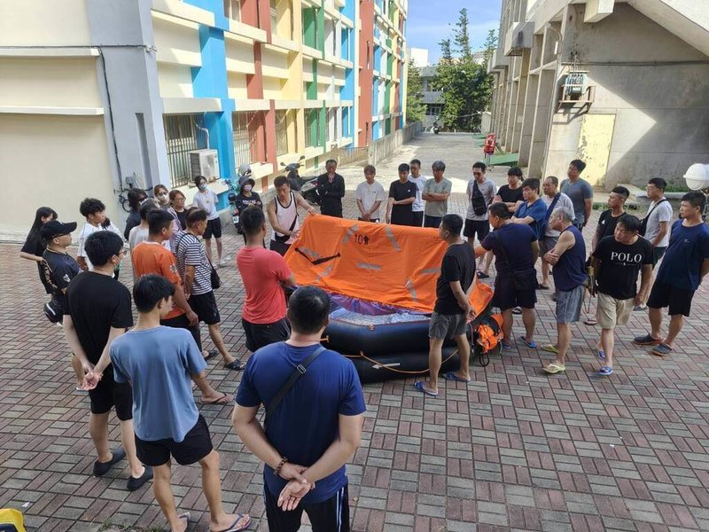 澎湖高級海事水產職業學校6日推出漁船船員基本安全訓練活動，包含海上意外事故預防等知識，以及心肺復甦術（CPR）、防火與滅火及海上求生訓練，課程內容兼顧理論與實務。（澎湖海事職校提供）中央社　115年7月6日