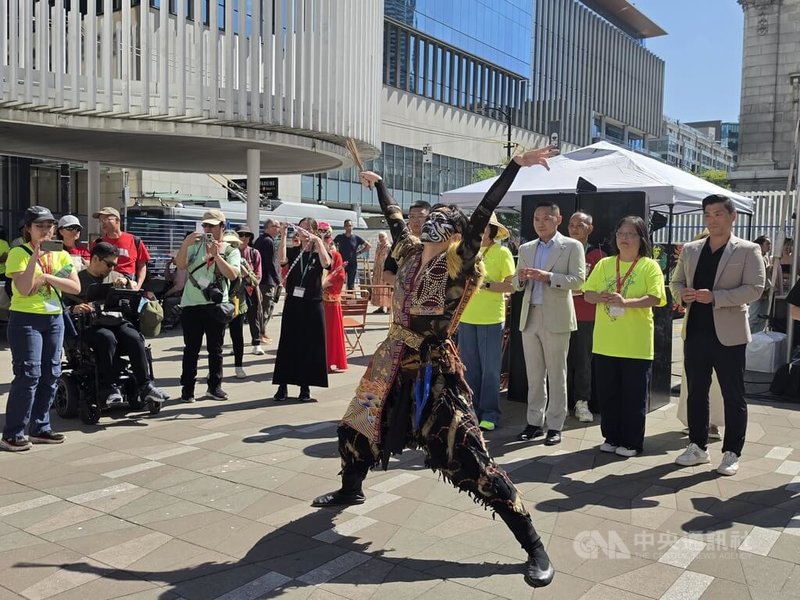 台加藝文節開幕典禮先有「虎爺」引領眾人向媽祖捻香祈福,接著大舞台上有「扮仙」戲,酬謝神明也為民眾祈福。中央社記者程愛芬溫哥華攝 115年7月6日