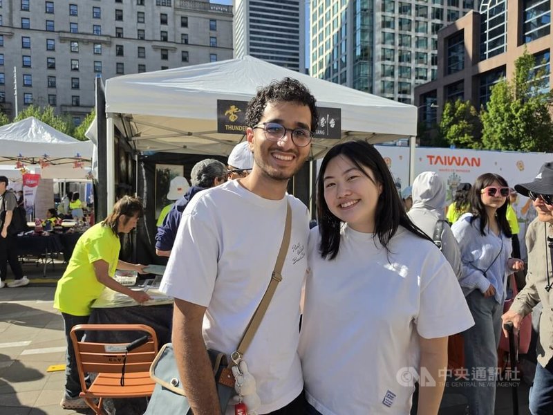 溫哥華長大的台裔女孩Elaine和伊朗裔男友Nima首度參與台加藝文節,也是第一次接觸到台灣布袋戲和歌仔戲,覺得非常新鮮有趣。中央社記者程愛芬溫哥華攝 115年7月6日
