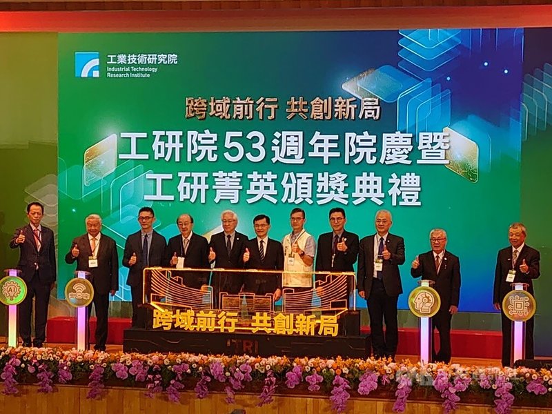 工研院6日舉行53週年院慶活動，由董事長吳政忠（左5）主持，經濟部政務次長何晉滄（中）出席。 中央社記者張建中攝　115年7月6日