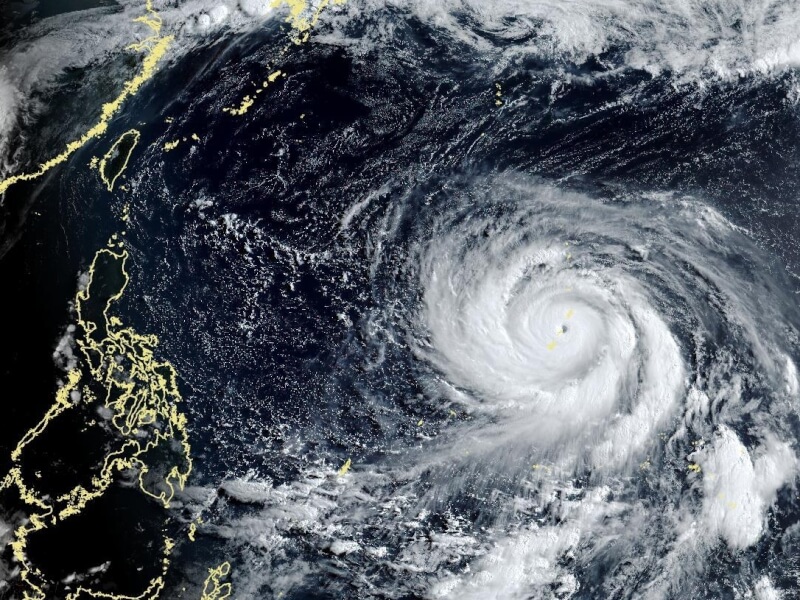 颱風巴威台灣時間6日上午6時10分衛星雲圖。（圖取自氣象署網頁cwa.gov.tw）