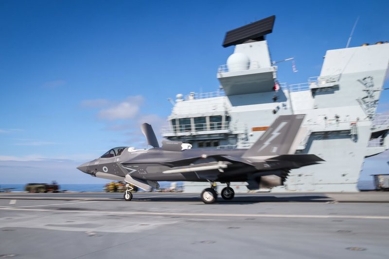 英國最先進航空母艦「威爾斯親王號」近日在北大西洋和北極圈水域與北大西洋公約組織盟友演訓時，多次遇俄羅斯軍機接近，英方出動艦載第5代戰機F-35B升空攔截。（英國國防部提供）中央社記者陳韻聿倫敦傳真　115年7月6日