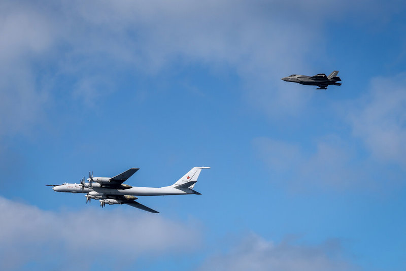 由英國航空母艦「威爾斯親王號」領軍的打擊群2日在挪威海遇俄羅斯Bear-F(熊-F)海上偵察機(前)多次接近,英方出動艦載F-35B戰機(後)升空攔截、伴飛監控。(英國國防部提供)中央社記者陳韻聿倫敦傳真 115年7月6日