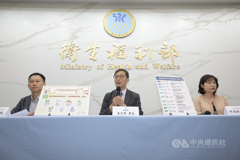 食品藥物管理署針對中聯大豆沙拉油事件最新進度說明記者會6日下午於衛福部舉行，食藥署長姜至剛（中）、台北醫學大學教授李青澔（左）、台灣毒物學學會理事長許美鈴（右）出席。中央社記者翁睿坤攝　115年7月6日