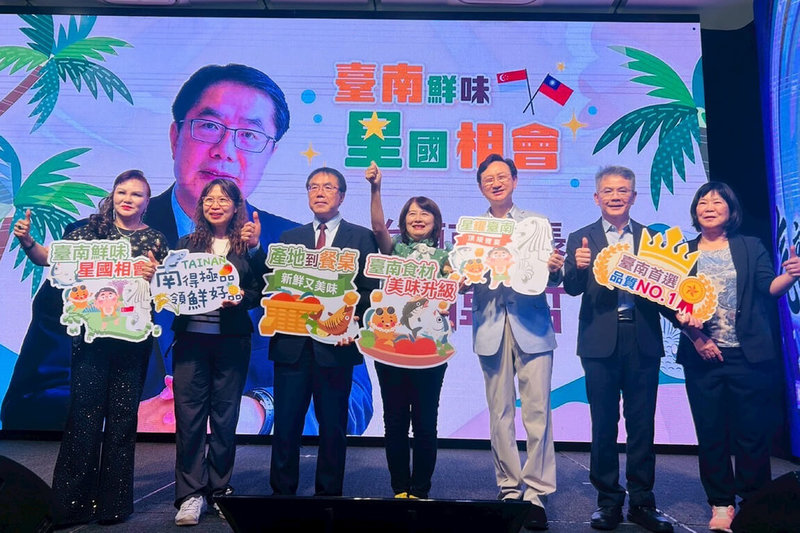 台南市長黃偉哲（左3）5日到新加坡參與新加坡返老還童氣功協會舉辦的聯誼餐會，行銷在餐會菜色中使用的多項台南農產品。（台南市政府提供）中央社記者楊思瑞台南傳真　115年7月6日