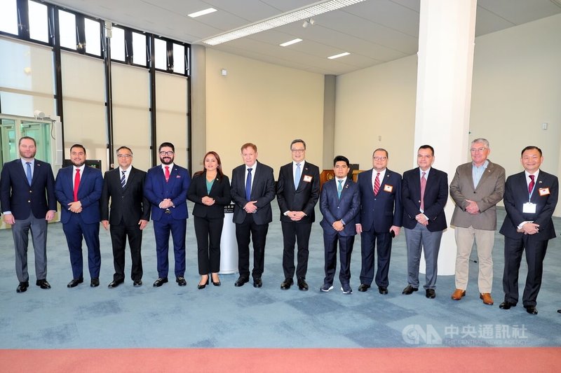 瓜地馬拉共和國國會議長康崔拉斯(Luis Alberto Contreras Colíndres,另譯:康特雷斯)(左6)6日清晨率團訪台,期盼透過交流深化合作,嘉惠兩國人民。中央社記者吳睿騏桃園機場攝 115年7月6日