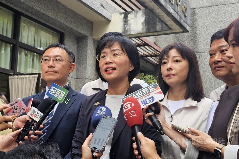 民進黨新北市長參選人蘇巧慧（左2）6日接受媒體聯訪時表示，城市之間最好的關係是「共榮共好」。所謂的「共榮共好」，就是既競爭又合作，既合作又競爭。中央社記者王鴻國攝　115年7月6日