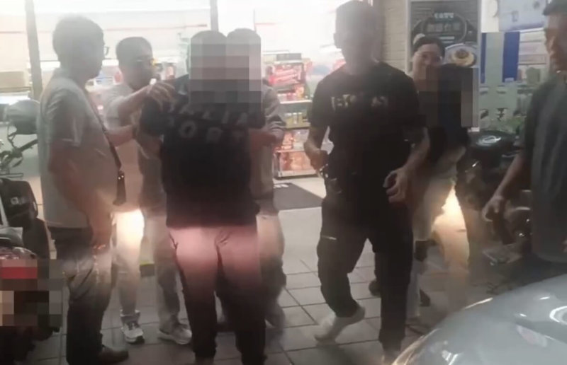 張姓主嫌等人與傅姓男子間有債務糾紛，張男涉嫌持刀攻擊傅男致死。警方表示，鎖定共有5男1女涉案，先後逮捕張男等4人，並持續追緝其餘2名嫌疑人。（高雄市政府警察局三民第一分局提供）中央社記者張已亷傳真　115年7月6日