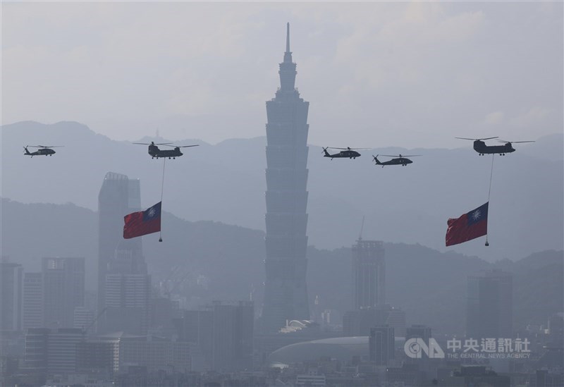 圖為國軍進行雙十國慶空中全兵力預演。（中央社檔案照片）