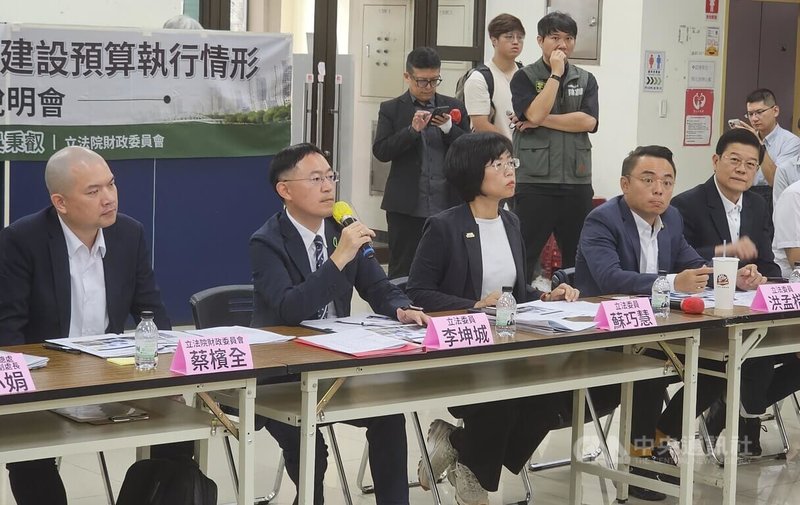 立法院財政委員會6日考察三重地方建設，國民黨立委羅明才（前右起）、洪孟楷以及民進黨新北市長參選人、立委蘇巧慧及民進黨立委李坤城等人參與，場面熱烈。中央社記者王鴻國攝　115年7月6日