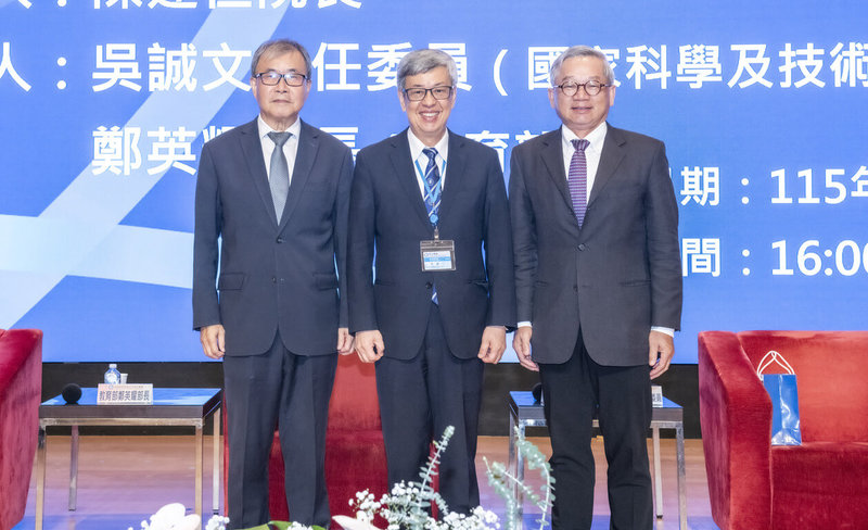 中央研究院第36次院士會議6日登場，下午進行專題討論，中研院長陳建仁（中）和參與交流的國科會主委吳誠文（右）、教育部長鄭英耀（左）合影。（中研院提供）中央社記者許秩維傳真　115年7月6日