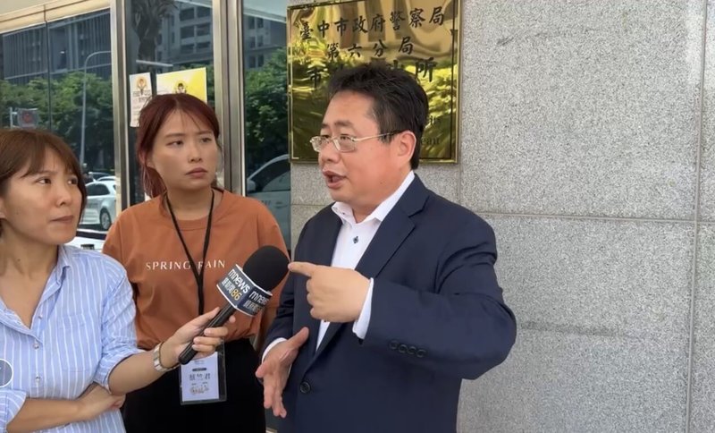 印太戰略智庫執行長矢板明夫（右）6日在台中市遭不明人士揮拳攻擊，經向警方報案後，接受媒體聯訪時譴責暴力。（春雨文教基金會提供）中央社記者郝雪卿傳真　115年7月6日