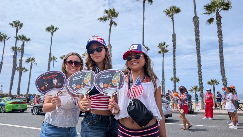 台灣遊行隊伍參加南加州杭亭頓海灘(Huntington Beach)獨立日遊行,沿線提供涼扇。(駐洛杉磯辦事處提供)中央社記者張欣瑜舊金山傳真 115年7月6日