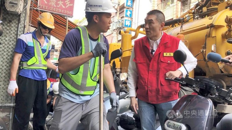 颱風巴威逼近東部海面，基隆市長謝國樑（右）6日下午前往孝三路視察水溝清淤作業，環保局出動清溝車及數名人員，挖除並將泥水抽吸至車上的儲存槽。中央社記者王朝鈺攝　115年7月6日