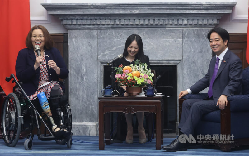 總統賴清德（右）2024年在總統府接見美國參議院跨黨派代表團，參議員達克沃斯（左）致詞。（中央社檔案照片）