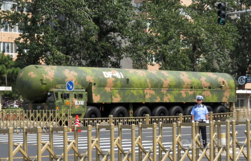 中國6日向太平洋海域試射一枚可搭載核彈頭的潛射洲際彈道飛彈，據報導中方事前已通知區域內相關國家。圖為2025年九三閱兵展出的東風-61（DF-61）型洲際彈道飛彈。中央社記者陳亦偉攝　115年7月6日