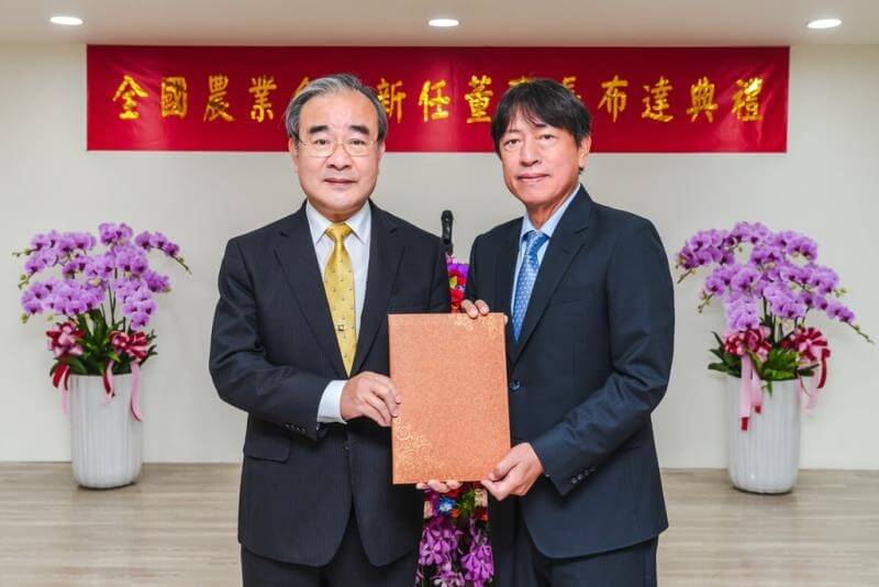 穩健改革全國農業金庫董事長簡展穎(右)帶領團隊持續向前邁進。