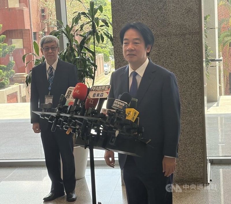 總統賴總統(右)6日出席中研院第36次院士會議開幕式前接受媒體聯訪,答覆問題油相關議題,他強調,面對中聯油的食安事件,政府秉持食品安全第一原則,在政策執行沒有妥協空間。圖左為中研院長陳建仁。中央社記者吳欣紜攝 115年7月6日