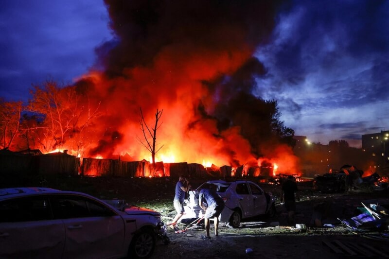 俄羅斯6日向首都基輔（Kyiv）地區發射無人機和彈道飛彈，造成至少8人死亡、數十人受傷。（路透社）