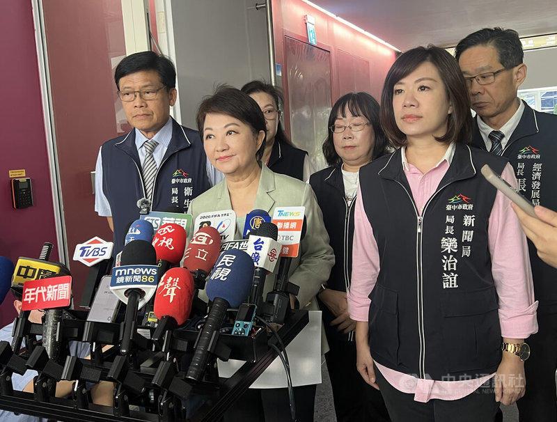 中聯油品致癌物超標，共1300噸流向泰山、福壽及福懋第1層下游，台中市長盧秀燕（中）7日宣布，反覆查證後，將對設籍台中市的中聯、福壽、福懋3家公司，根據食安法規定，採取最高罰則，每家各罰新台幣300萬元。中央社記者郝雪卿攝 115年7月7日
