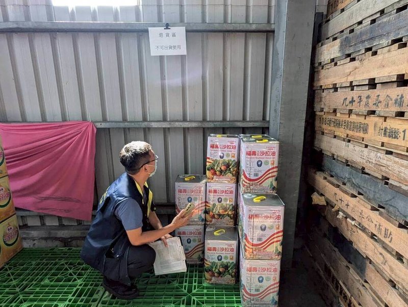 中聯大豆沙拉油致癌物超標，產品流向多家業者；桃園市政府衛生局首波公布32家業者、下架問題油品逾1.2萬公斤。（桃園市政府衛生局提供）中央社記者葉臻傳真 115年7月7日