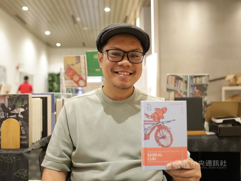 台灣文學近年在馬來西亞持續受到關注。馬來書商艾迪勒展示台灣作家吳明益小說「單車失竊記」馬來文版。他表示,這本書是暢銷作品之一,也讓更多馬來西亞讀者開始接觸台灣文學。中央社記者黃自強吉隆坡攝 115年7月7日