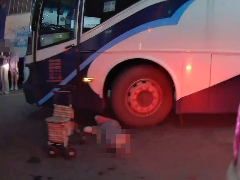 謝姓婦人6日晚間在彰化縣溪湖鎮員林客運總站內與大客車發生擦撞，意識清醒送醫救治，經診斷有骨折情形，警方已依相關程序受理，將釐清事故原因及責任歸屬。（民眾提供）中央社記者鄭維真傳真　115年7月7日