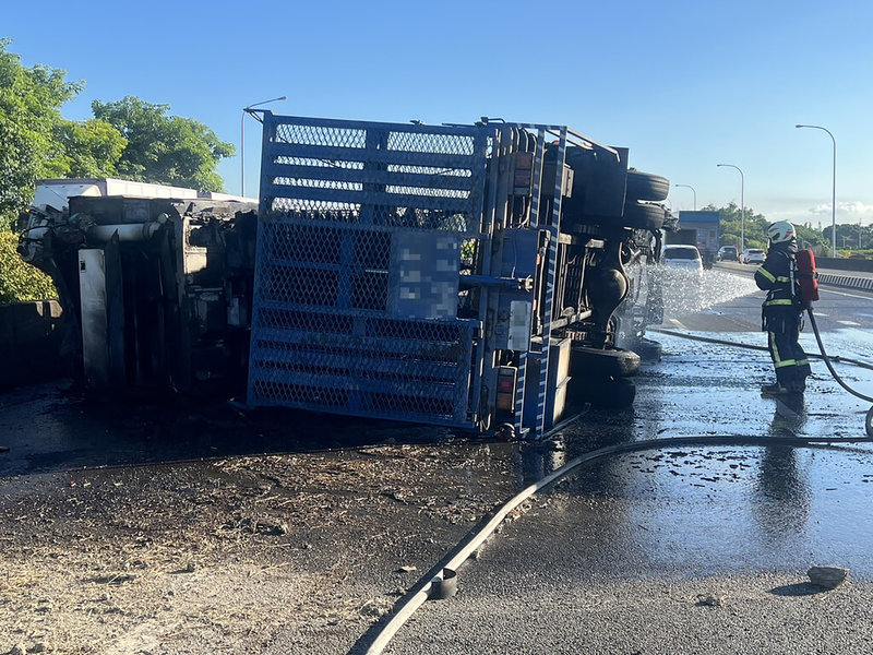 國道1號北向彰化大村路段7日發生大貨車火燒車事故,彰化縣消防局獲報派員趕赴現場,協助撲滅火勢。(民眾提供)中央社記者鄭維真傳真 115年7月7日
