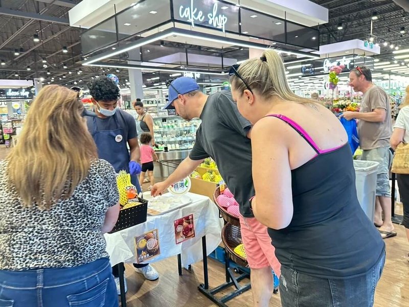 高雄農產深耕北美市場，5月至今已於加拿大各地超市辦試吃活動30場，反應熱烈。（高雄市農業局提供）中央社記者蔡孟妤傳真　115年7月7日