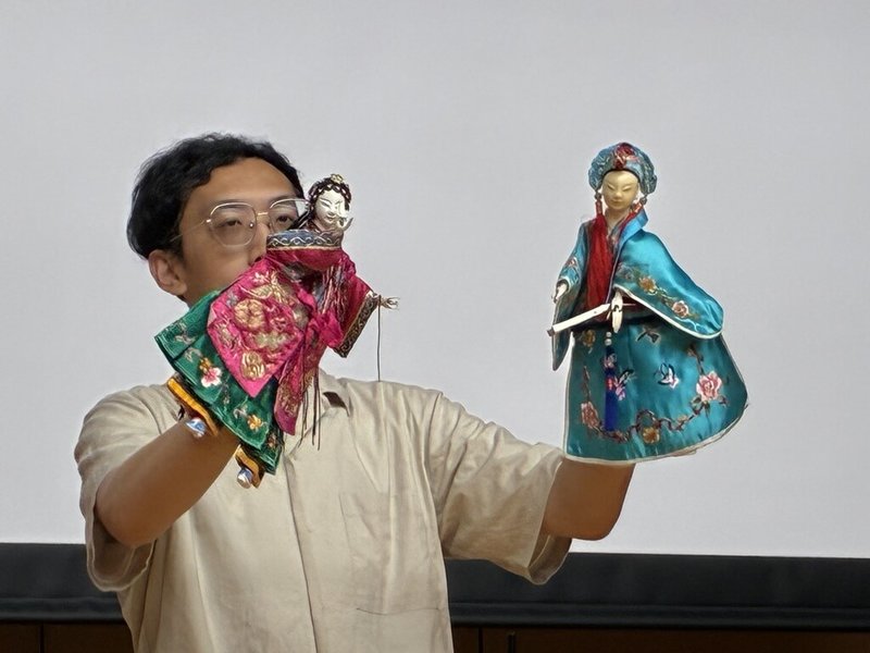 文化部駐日台灣文化中心攜手日本早稻田大學及坪內博士紀念演劇博物館,共同舉辦「台灣布袋戲文化月」,亦宛然掌中劇團團員張家銘於開幕式演示戲偶。(台灣文化中心提供)中央社記者戴雅真東京傳真 115年7月7日