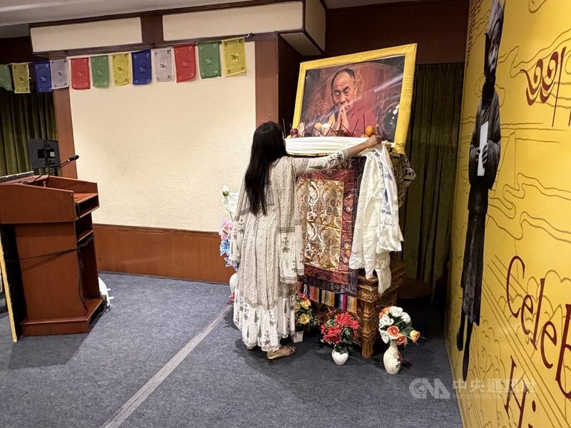 達賴喇嘛駐德里辦事處6日舉辦活動,慶祝達賴喇嘛91歲生日,民眾在活動中獻上「哈達」表示祝賀。中央社記者李晉緯新德里攝 115年7月7日