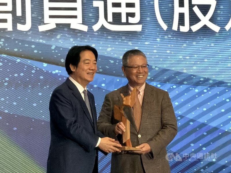 台灣創投暨私募投資年會7日舉辦創投之星頒獎典禮，由總統賴清德（左）頒發終身成就獎給緯創董事長林憲銘（右）。中央社記者吳家豪攝　115年7月7日