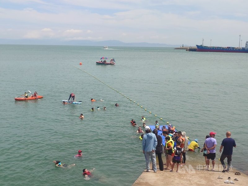 馬祖四面環海，每到夏季許多民眾會到海邊戲水。連江縣水上救生協會針對民眾海邊遊憩高峰的暑假期間，舉辦3場次水上遊憩暨安全教育宣導，宣導正確水上安全與海洋遊憩觀念。中央社記者潘欣彤攝　115年7月7日