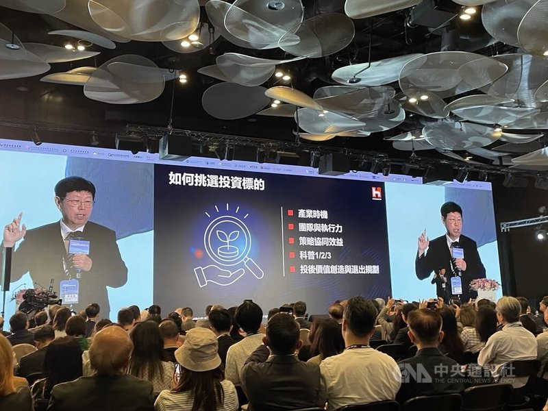 鴻海董事長劉揚偉7日受邀在台灣創投暨私募投資年會演講表示，集團透過產業時機、團隊與執行力、策略協同效益、科普基礎說明、以及投後價值創造與退出規劃等5大方式，挑選投資標的。 中央社記者鍾榮峰攝　115年7月7日