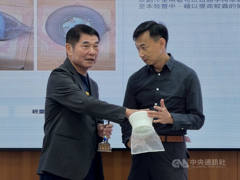 苗栗縣長鍾東錦(左)7日表揚參加2026巴黎國際發明展獲獎的在地企業,其中,星沙有限公司與育達科大產學合作研發「手持吸入式電蚊拍」,可主動將蚊蟲吸附到裝置中,大幅提高蚊蟲捕獲率,獲銅獎肯定。中央社記者管瑞平攝 15年7月7日