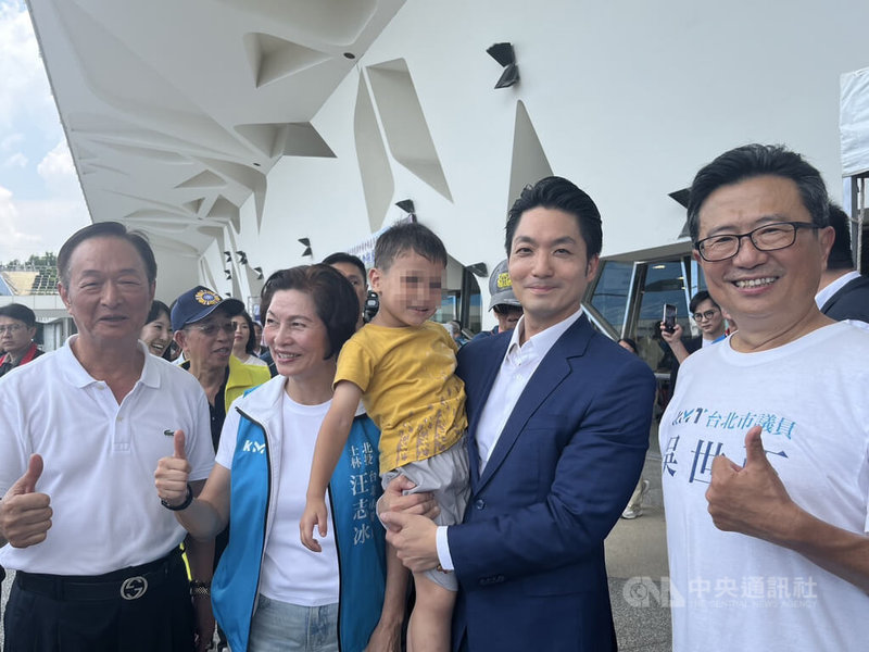 台北市長蔣萬安(前右2)7日受邀在台北出席「GO-70復興領航–紀念抗戰暨中橫動工70週年盛典」,進場前,一名小男孩開心奔向蔣萬安,他也抱起男孩合影留念。中央社記者楊淑閔攝 115年7月7日