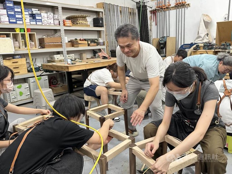致力以木藝助偏鄉學子翻轉人生的「台灣木想傢人才培育協會」創辦人王嘉納（中白衣），與林業及自然保育署花蓮分署合作舉辦「木生育里–暑期木工營隊」，帶領學員體驗木作職人生活。中央社記者李先鳳攝　115年7月7日
