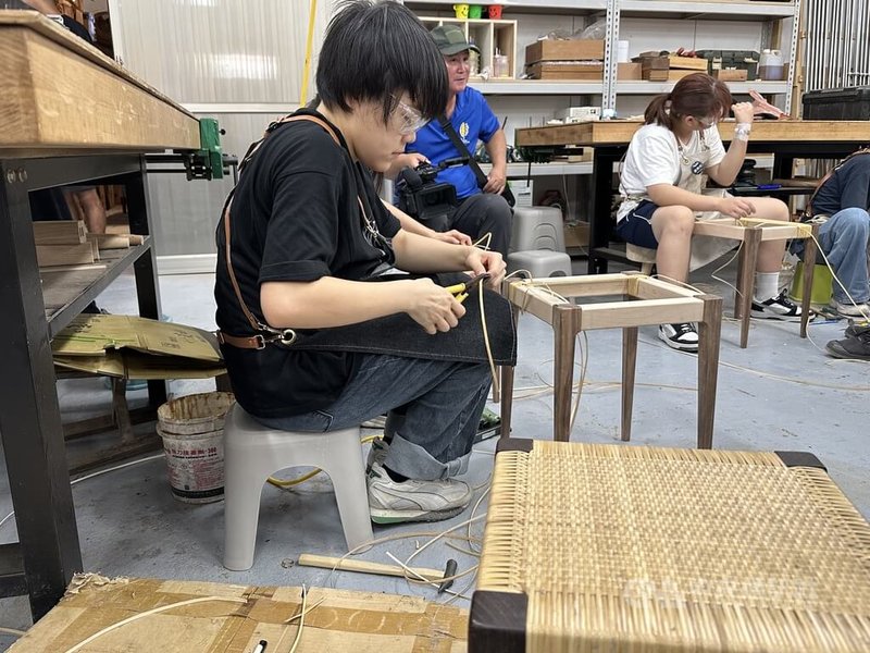 台灣木想傢人才培育協會攜手林業及自然保育署花蓮分屬,在暑假期間舉辦「木生育里–暑期木工營隊」,參與學員專注製作「編藤方凳」。中央社記者李先鳳攝 115年7月7日