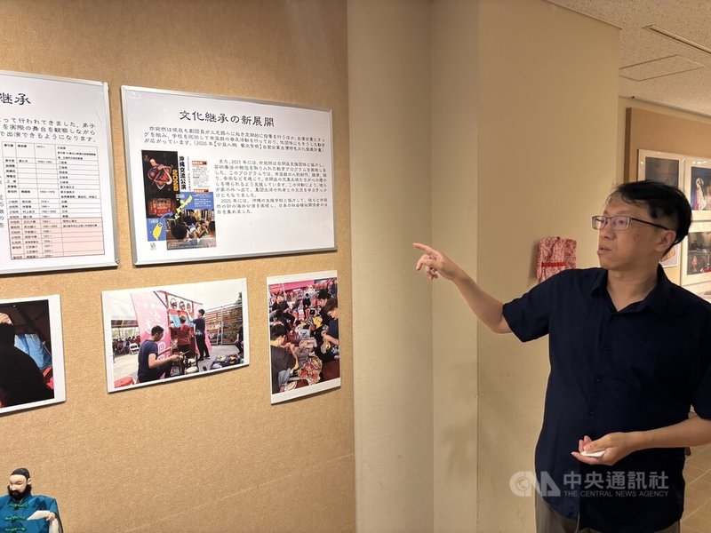 文化部駐日台灣文化中心攜手日本早稻田大學及坪內博士紀念演劇博物館,共同舉辦「台灣布袋戲文化月」,於早稻田藝廊推出「台灣布袋戲與李天祿布袋戲文物館典藏展」,亦宛然掌中劇團執行長李俊寬說明展品。中央社記者戴雅真東京攝 115年7月7日